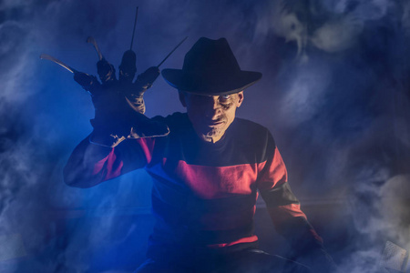 佛莱迪这个人是一个连环杀手与手套 c 锋利的刀子在雾中,万圣节的背景