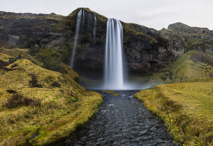 Seljalandsfoss 瀑布在冰岛与山和蓝天