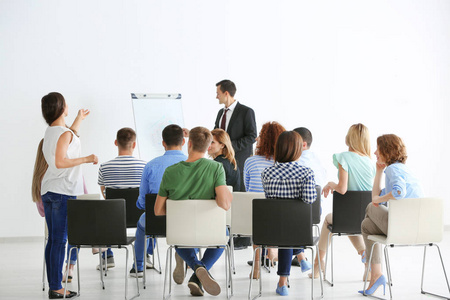 参加研讨会的商务培训人员小组照片