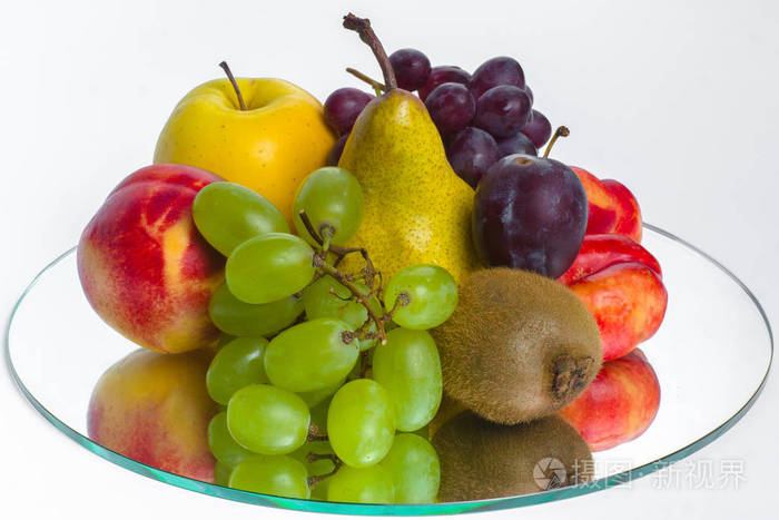 一盘玻璃上的水果丰度