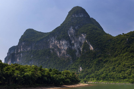 从中国亚洲阳朔的背景看漓江的高石灰岩山峰