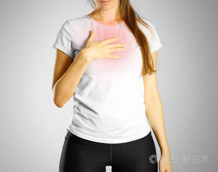 一个年轻女孩的乳房疼痛他胸口的疼痛胃t