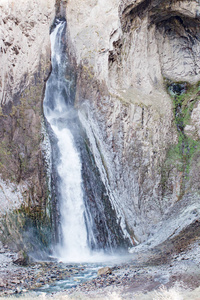 风景全景高加索山与秋天山瀑布