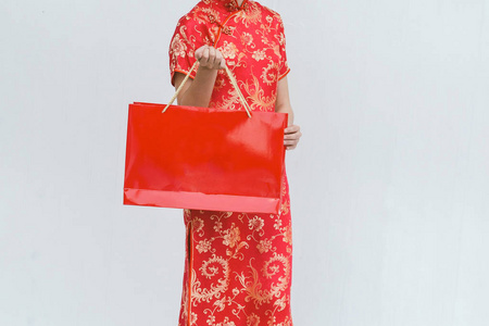 亚洲女子手持购物袋, 女装旗袍, 中式