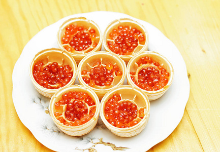 tartlets 与鲑鱼鱼子酱