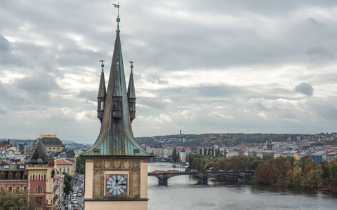 布拉格, 捷克共和国2017年10月10日 关闭看法在古老老镇水塔和伏尔塔瓦河河, 布拉格, 捷克共和国。Staromest