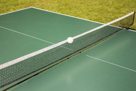 乒乓球 乒乓球桌和白球放在一个绿色的表