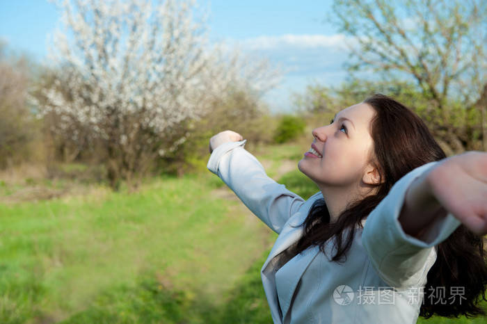 这位快乐迷人的女人举起双手