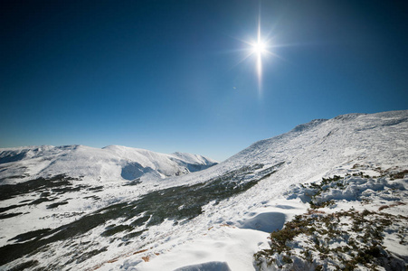 美丽的冬山。国家自然公园。下雪的冬天