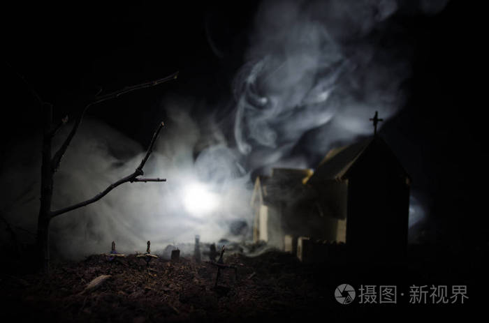 恐怖的僵尸在墓地死树, 月亮, 教堂和幽灵般的多云天空与雾, 恐怖万圣