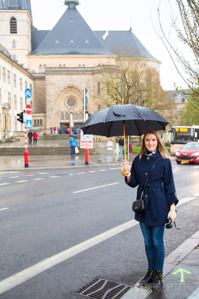 在卢森堡站在伞下的女孩