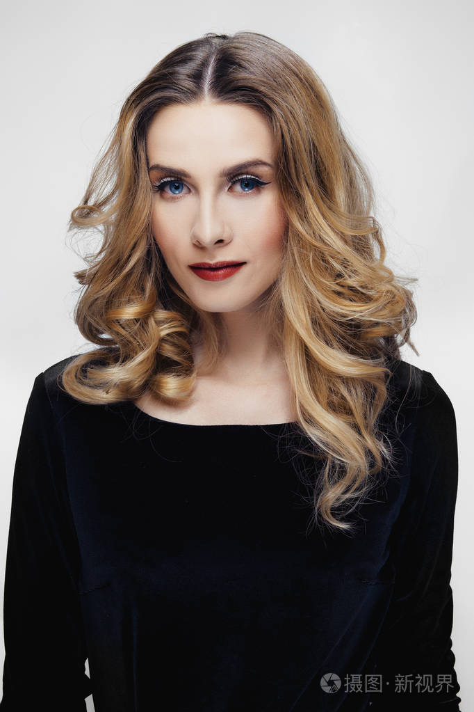 美丽的女孩与卷曲的头发和晚妆.卷发, 红唇和蓝眼睛