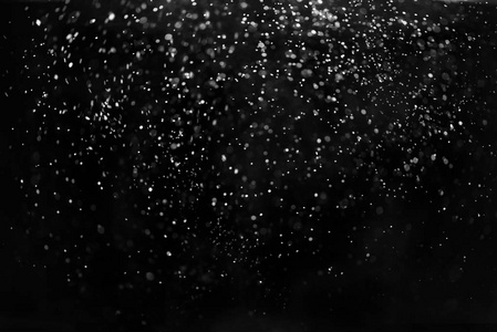 黑色背景下飘落的雪花照片