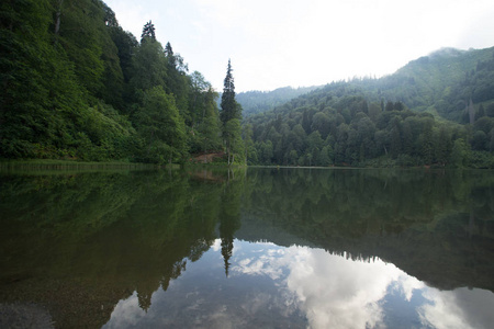 Karagol 黑湖 的景观视图在东黑海SavsatArtvin土耳其的游客当地人露营者和旅行者的热门目的地