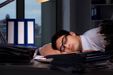 加班到深夜图片