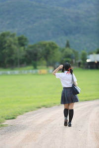 日本的学校在农村的草山和树