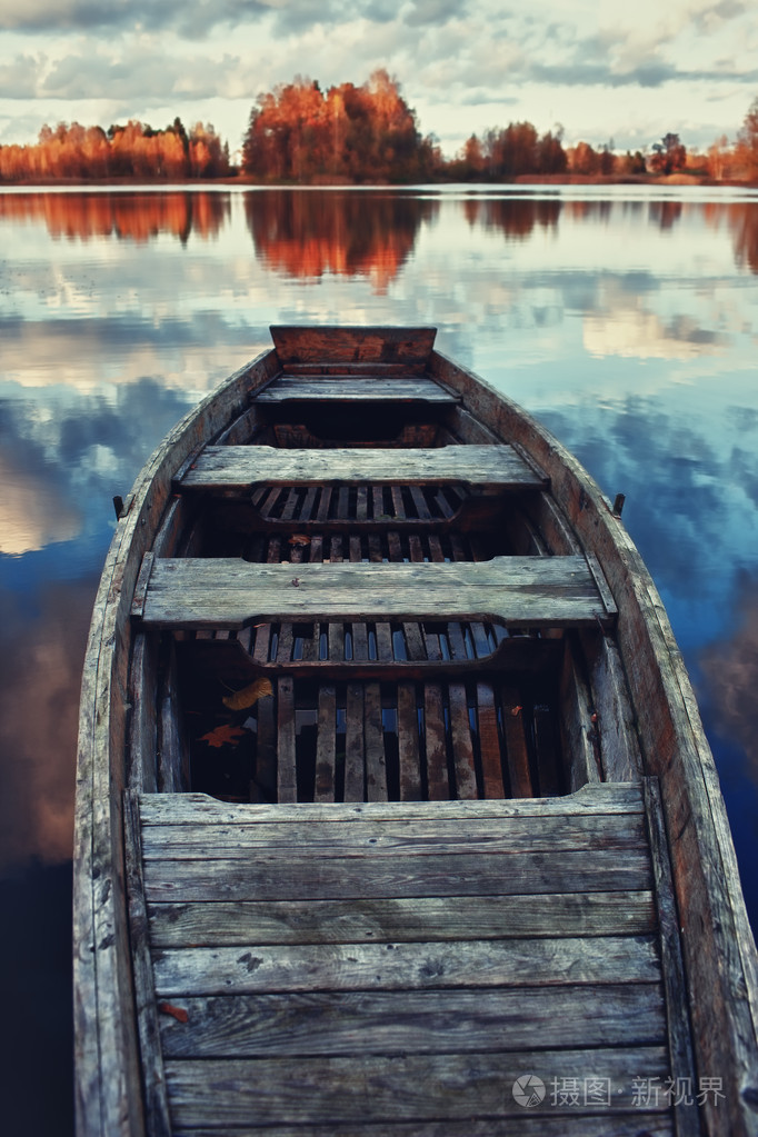 夜晚湖上的一艘旧船
