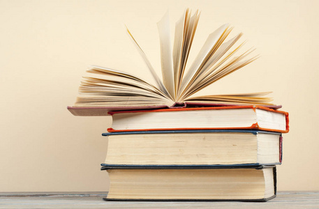 回到学校书店或图书馆里的许多书木制的桌子上的书堆.回到学校.