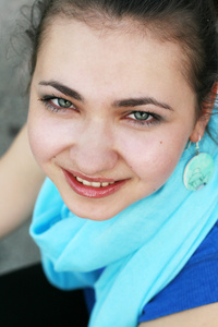 一位身穿蓝色围巾的年轻黑发美女的肖像