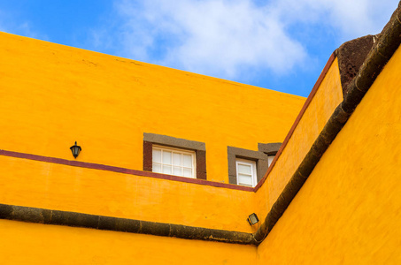 戈城堡的黄色建筑在丰沙尔, 马德拉岛