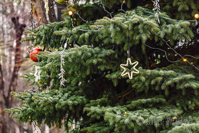 户外圣诞树上的装饰和灯光