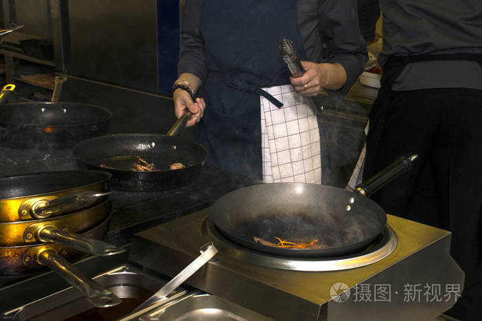 厨师在锅里做饭