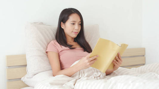 床上的女人阅读本书