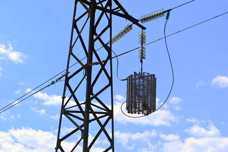 阻波器安装内联在高电压交流输电线路在蓝色天空背景下照片
