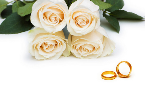带有玫瑰和戒指的婚礼概念