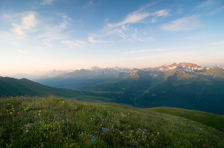 山，山岳 mountain的名词复数  山脉 群山