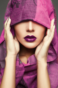 紫色的唇妆女孩. 时尚美女肖像照片