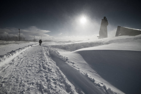 走远的路在遥远寒冷的北方, 一个人沿着白雪皑皑的路走照片