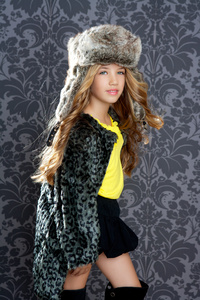 儿童时尚女孩冬豹外套和毛皮帽