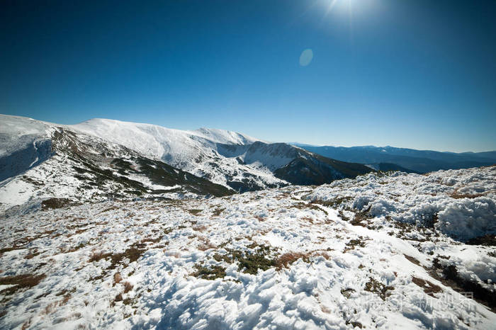 美丽的冬山国家自然公园下雪的冬天
