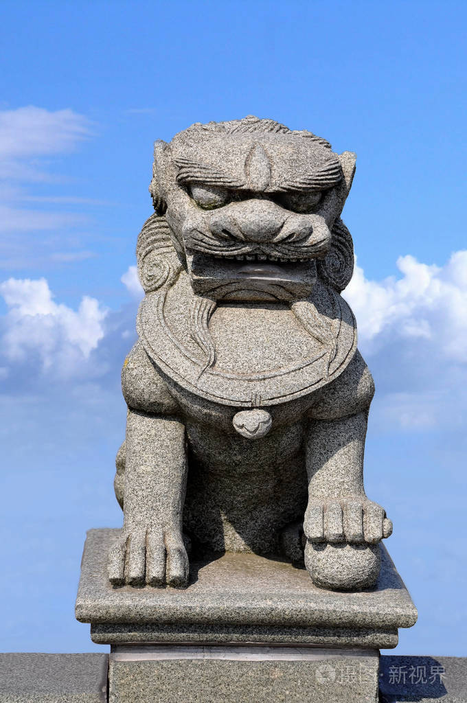 在蓝天背景下的龙马石像