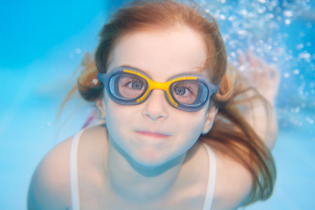 儿童女孩有趣的水下护目镜
