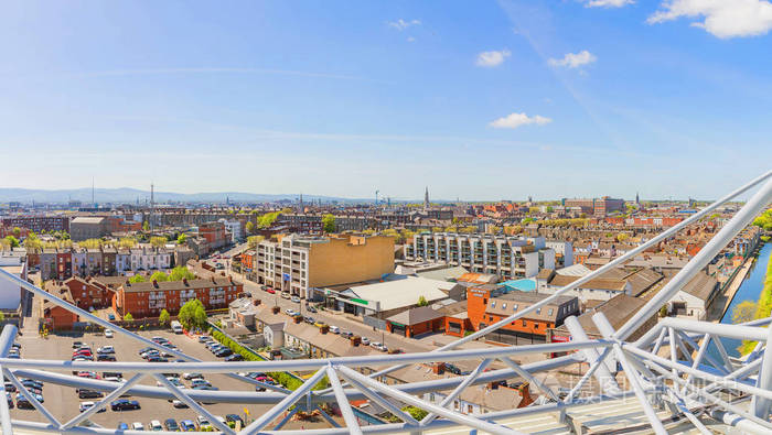 从缸公园体育场的天台俯瞰都柏林美丽的城市天际线