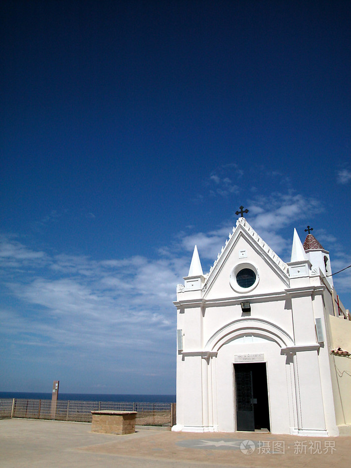 蓝天上的白色教堂