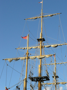 色调桅一艘海盗船上的桅杆与旧的帆船的帆桅杆在船桅上的乌鸦的巢与旧