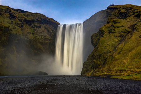 Seljalandsfoss 瀑布在冰岛与山和蓝天