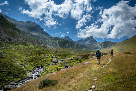 两个身份不明的徒步旅行者带着大背包徒步 Kackarlar 山。Kackar 山脉是在土耳其东部的黑海海岸上空升起的山脉。