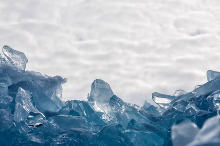 冰封的贝加尔湖的无尽的蓝色冰山包的冬天