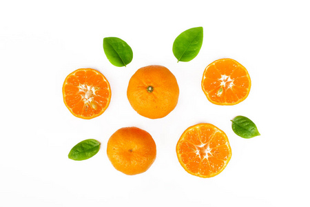白色背景下的鲜橙与绿 lea 隔离
