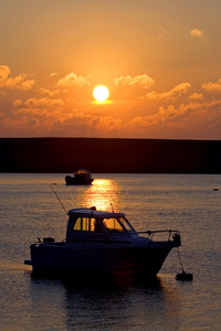 日落时停泊在海上的渔船