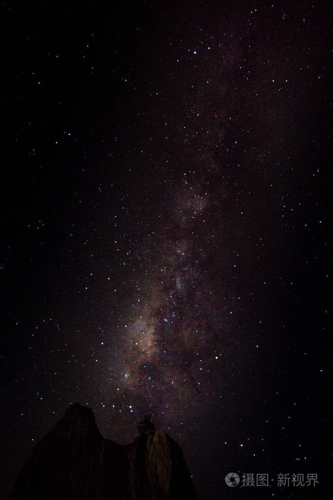 银河系在漆黑的夜晚