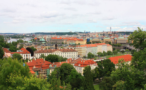 用红色屋顶，在捷克首都布拉格旧城全景图