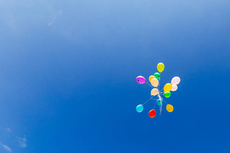 晴朗的天空中有许多五颜六色的气球