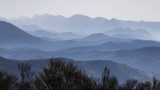 远山在法国比利牛斯山脉图片