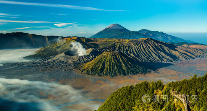 在日出,印度尼西亚东爪哇的婆罗摩火山