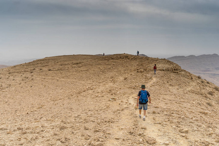 以色列徒步旅行在沙漠背包客旅游